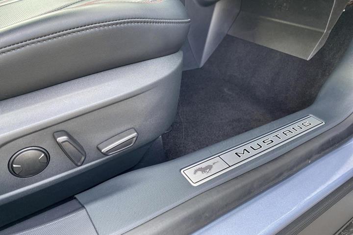 Sølv Ford Mustang Mach-E fra 2023