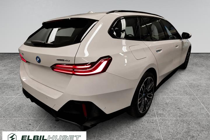 Hvid BMW i5 fra 2025