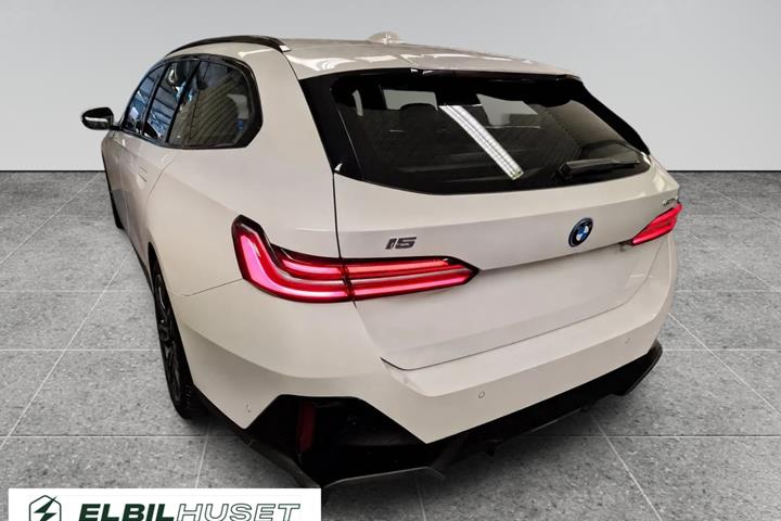 Hvid BMW i5 fra 2025