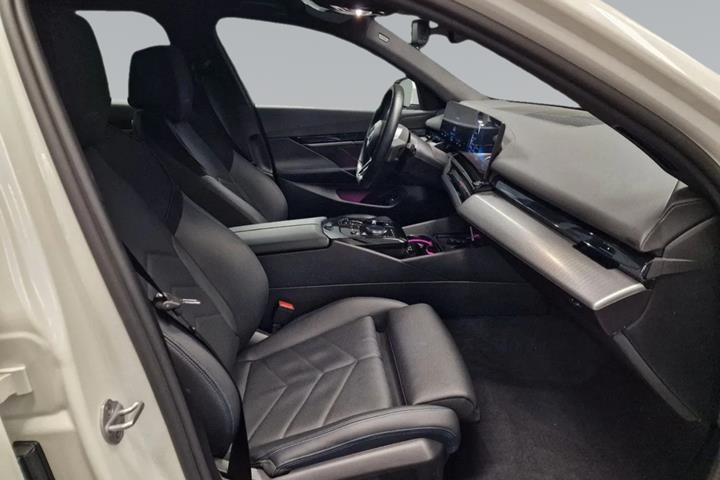 Hvid BMW i5 fra 2025