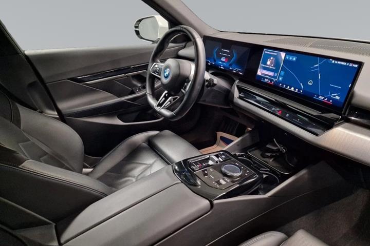 Hvid BMW i5 fra 2025