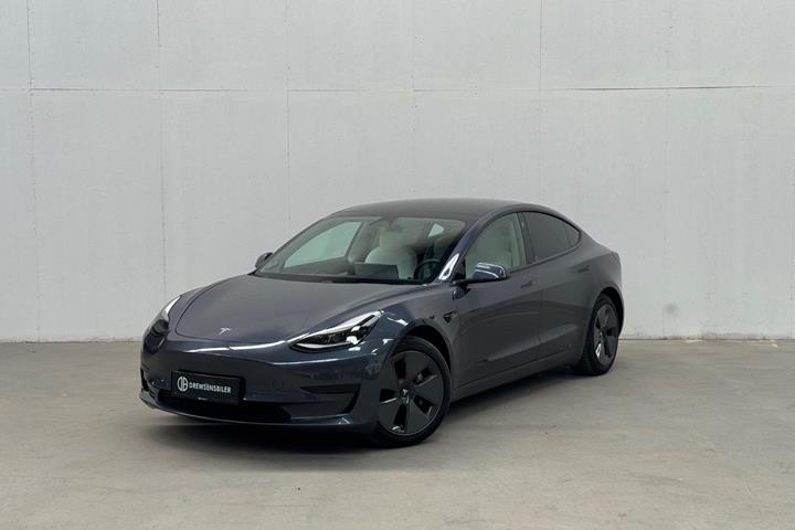Grå Tesla Model 3 fra 2021