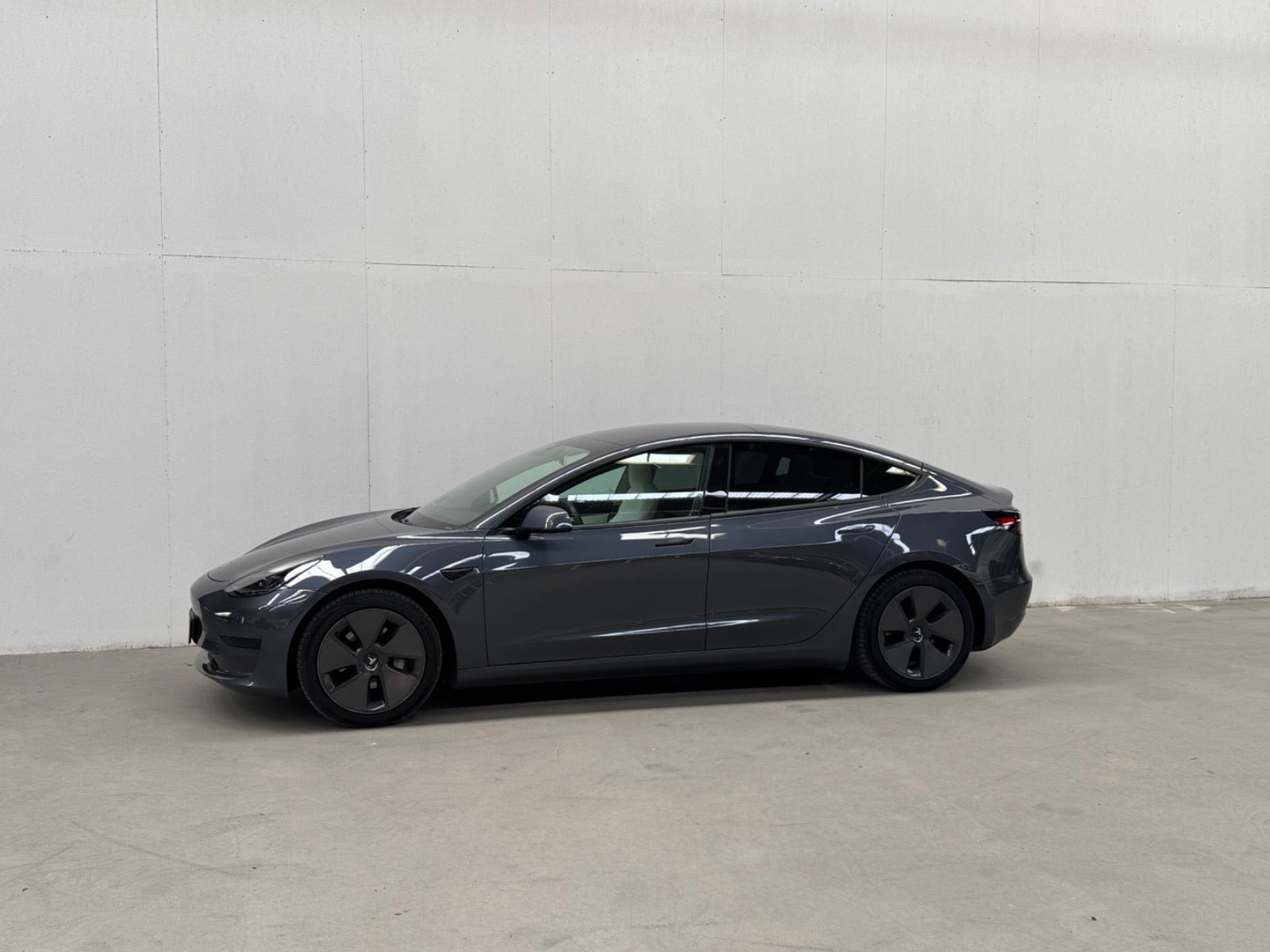 Grå Tesla Model 3 fra 2021
