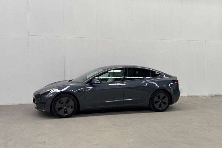 Grå Tesla Model 3 fra 2021