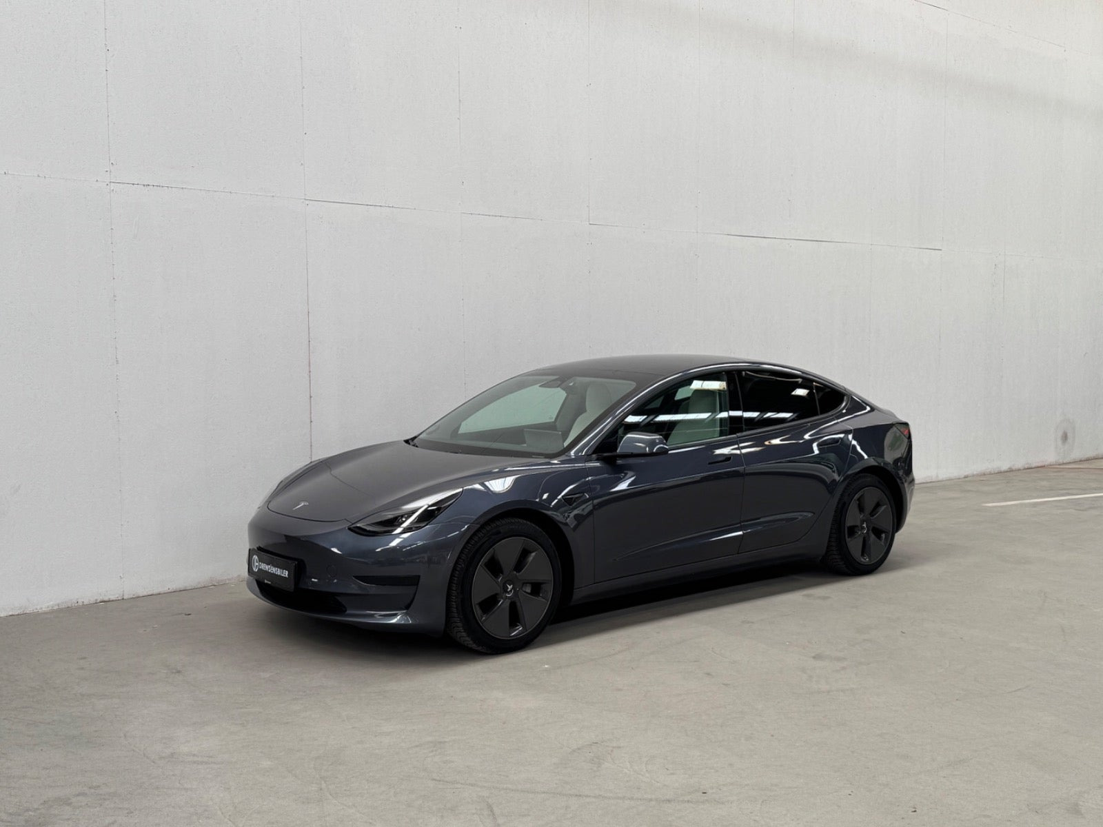 Grå Tesla Model 3 fra 2021