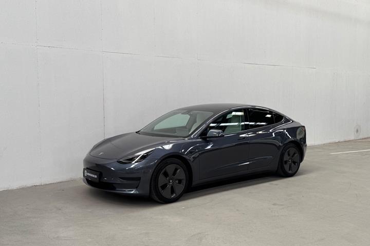 Grå Tesla Model 3 fra 2021
