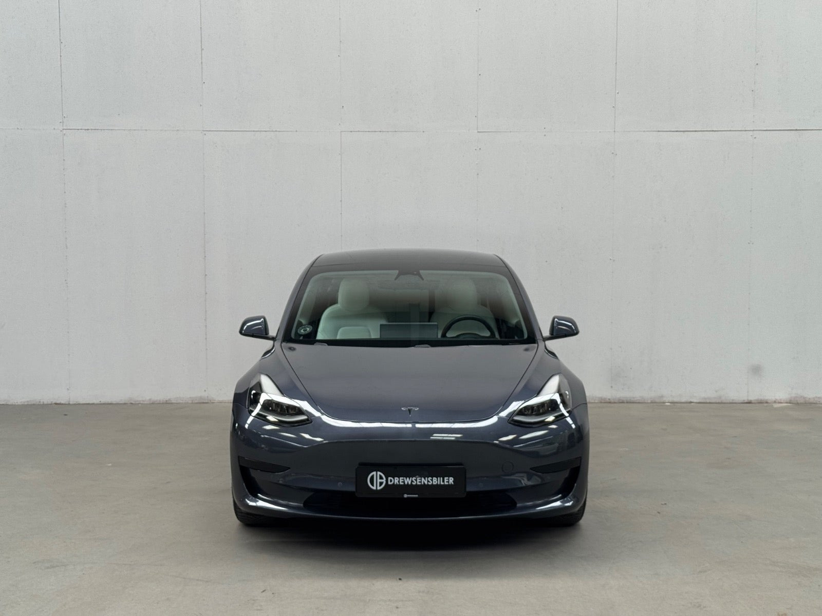 Grå Tesla Model 3 fra 2021