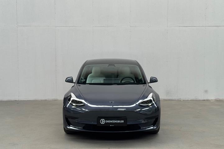 Grå Tesla Model 3 fra 2021