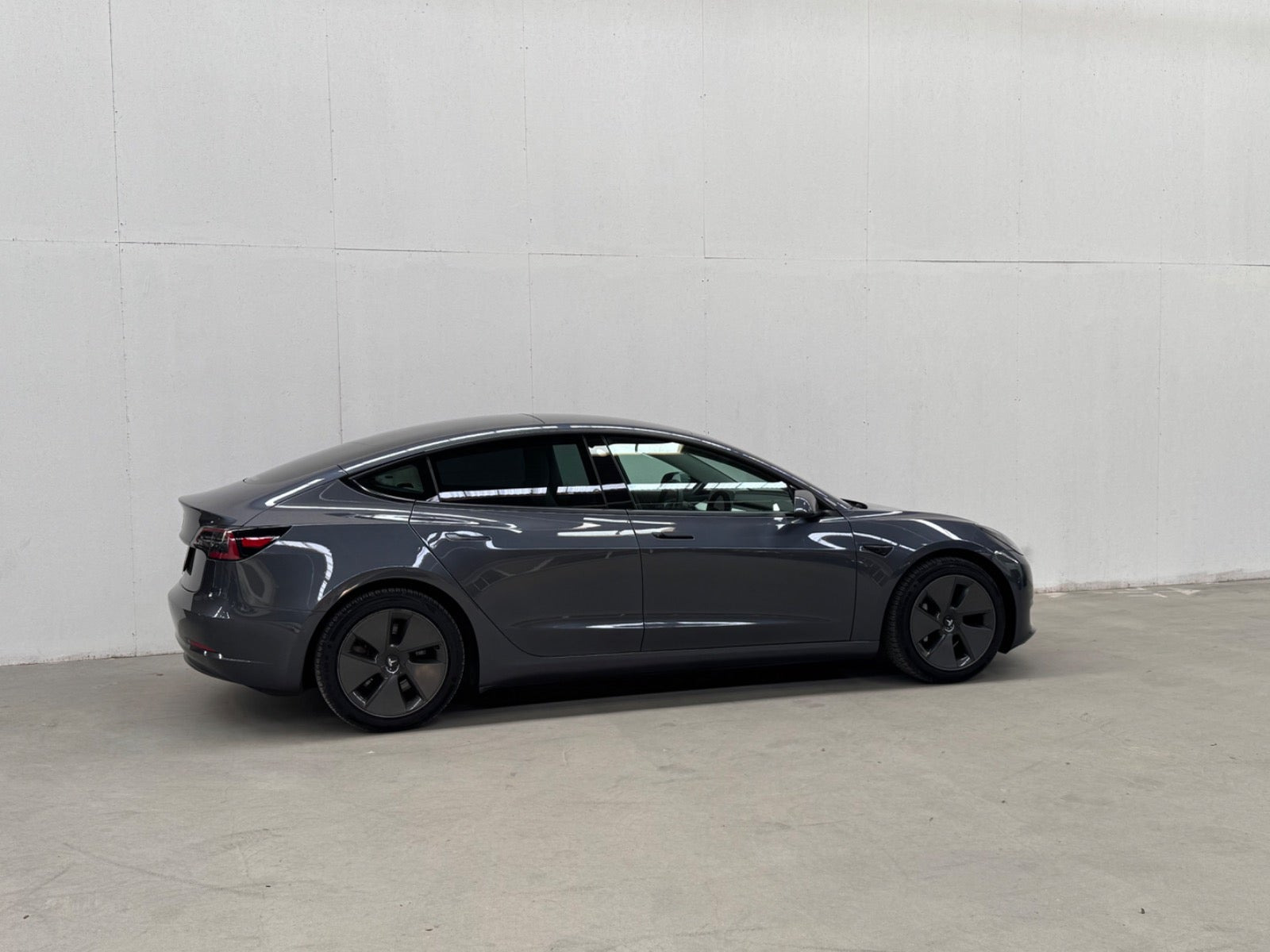 Grå Tesla Model 3 fra 2021