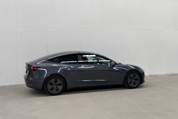 Grå Tesla Model 3 fra 2021