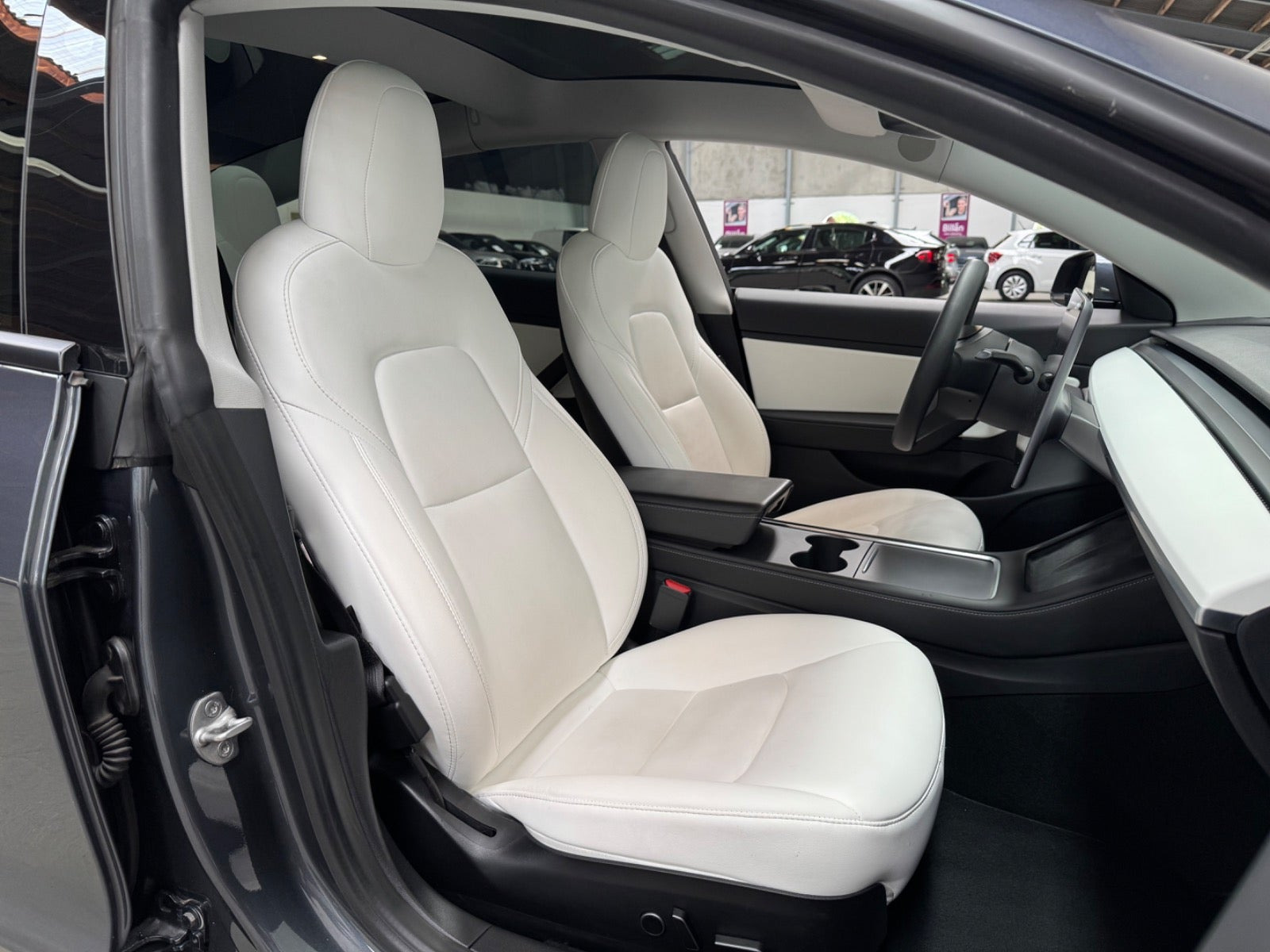 Grå Tesla Model 3 fra 2021