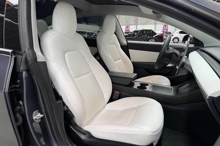 Grå Tesla Model 3 fra 2021