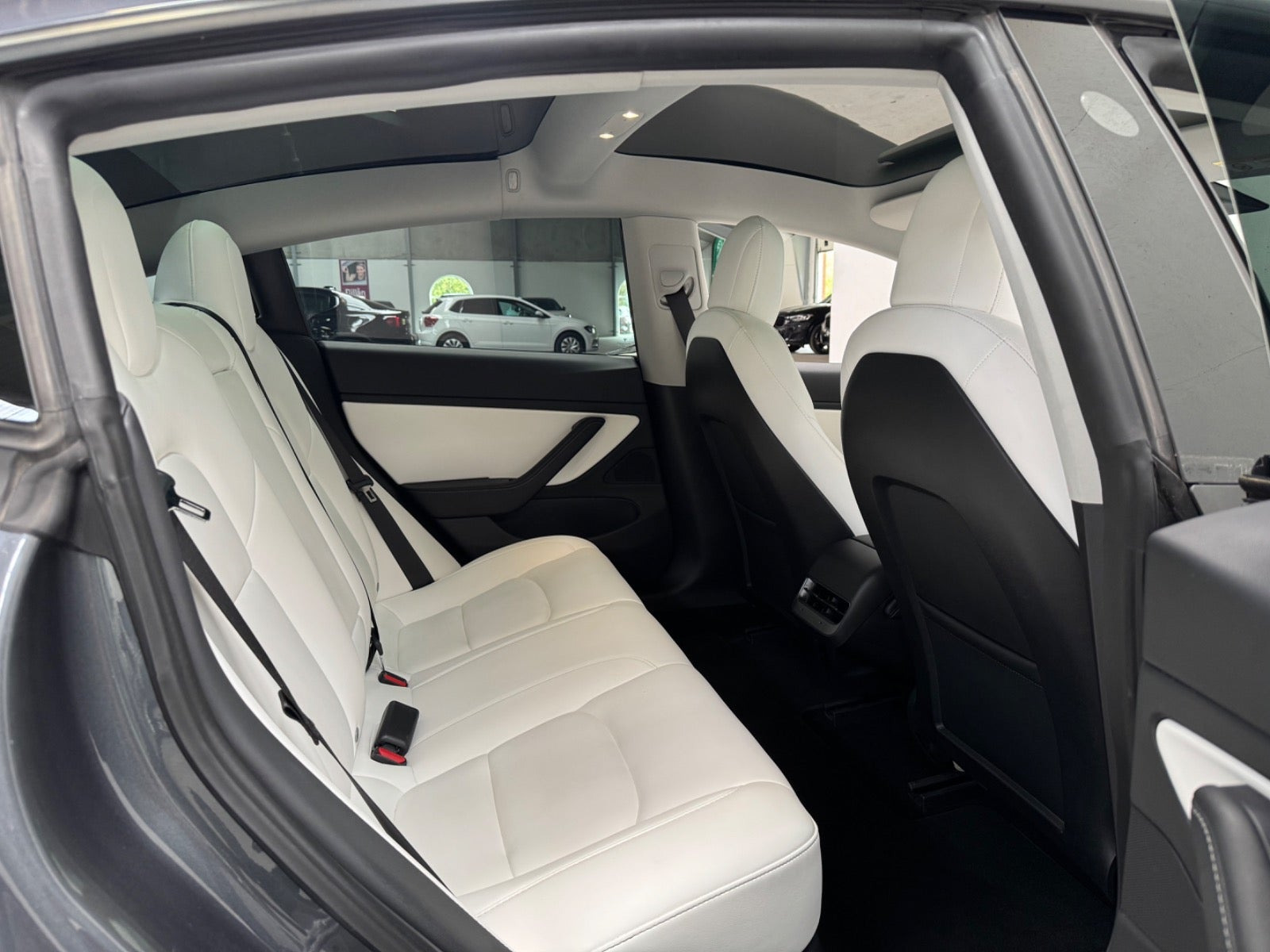 Grå Tesla Model 3 fra 2021
