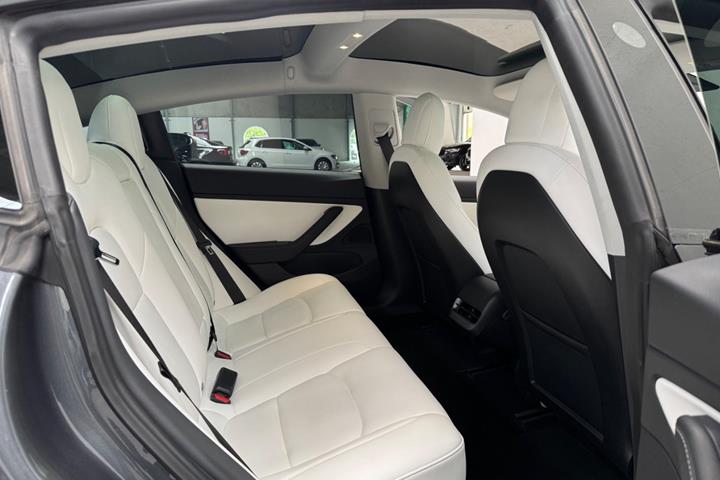 Grå Tesla Model 3 fra 2021