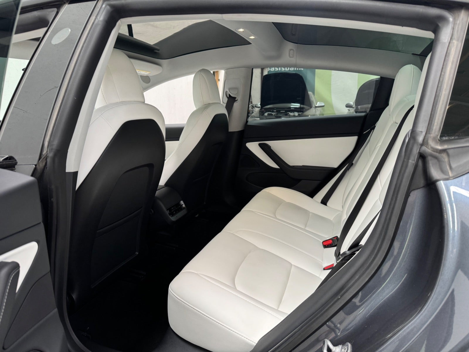 Grå Tesla Model 3 fra 2021