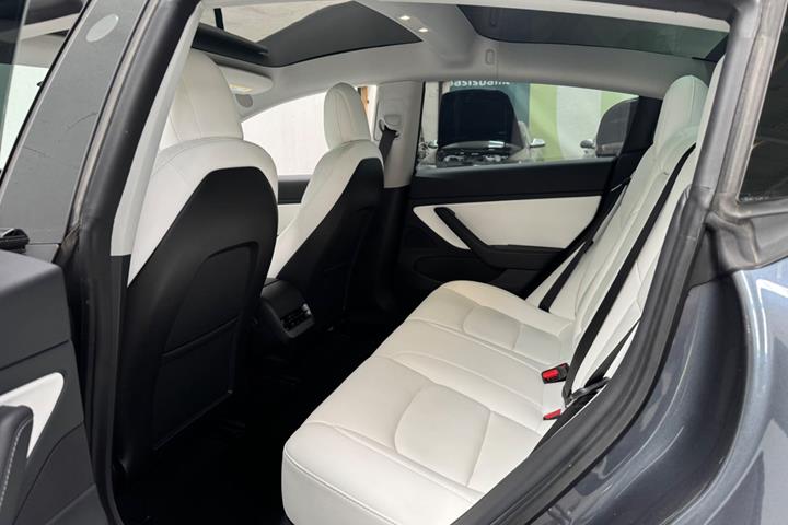 Grå Tesla Model 3 fra 2021