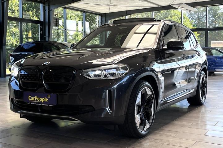 Grå BMW iX3 fra 2021