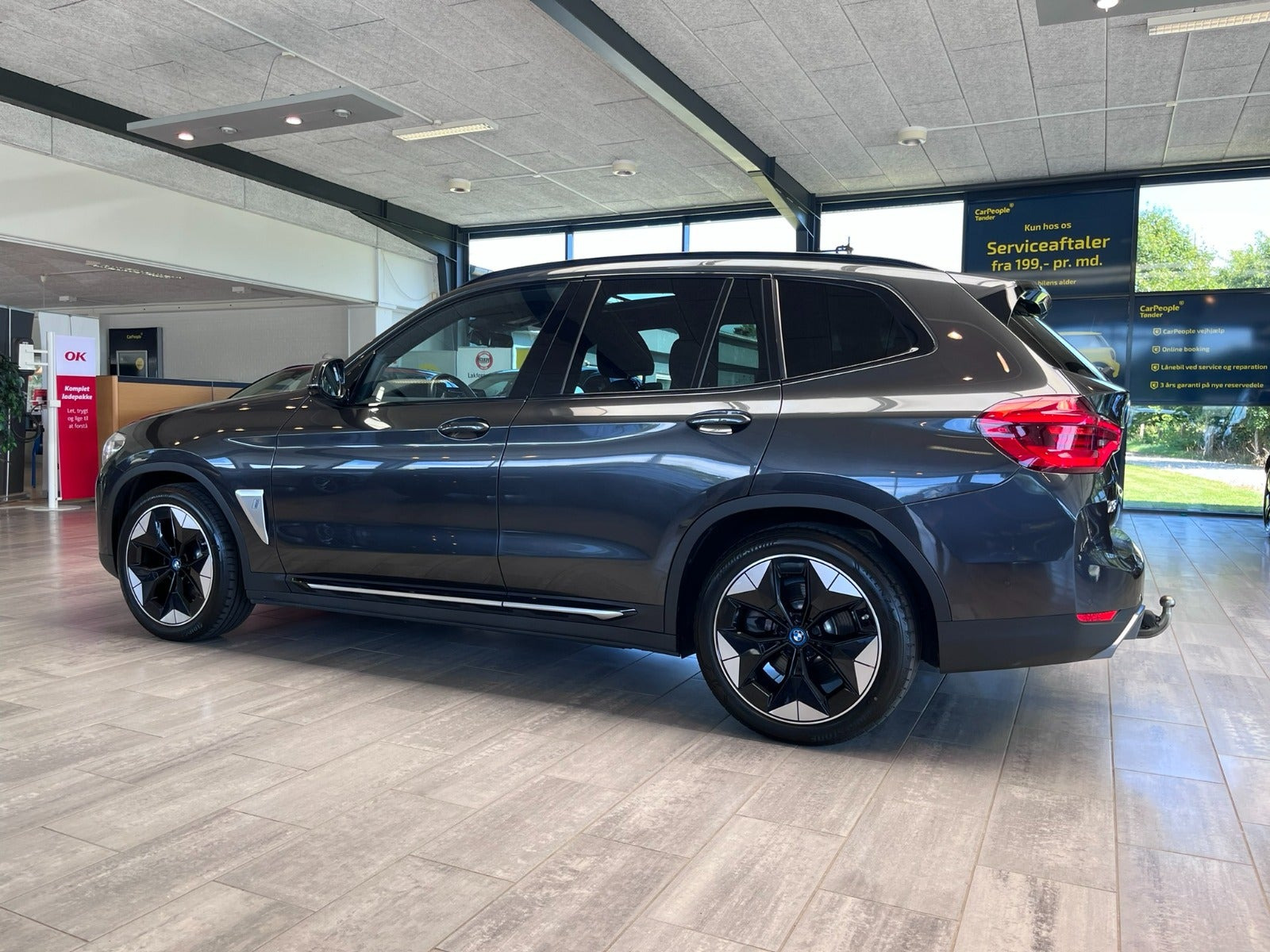 Grå BMW iX3 fra 2021