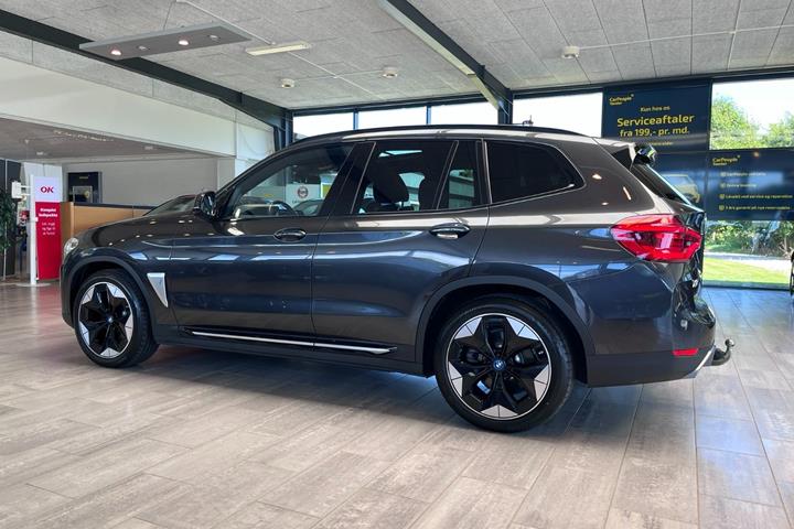 Grå BMW iX3 fra 2021