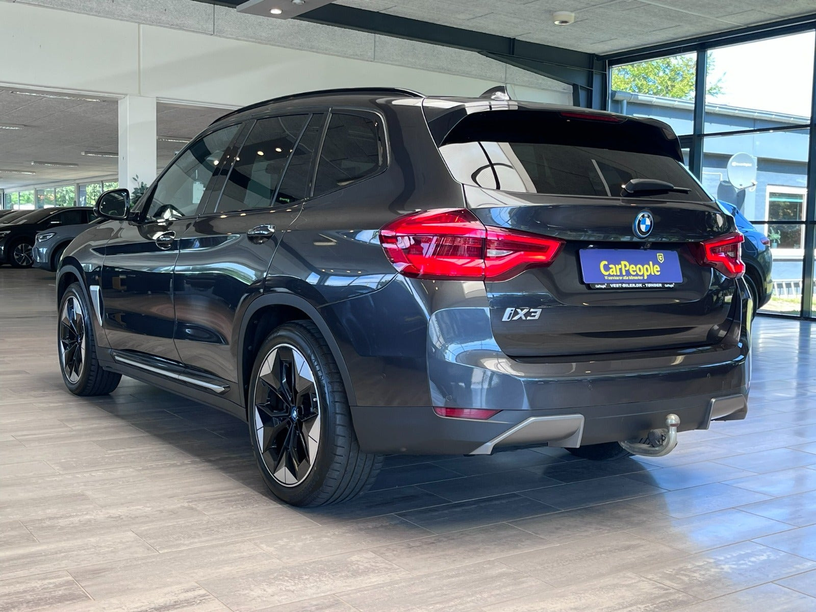 Grå BMW iX3 fra 2021