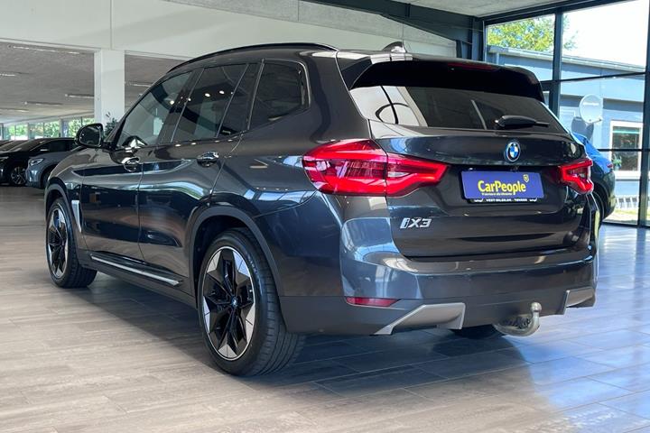 Grå BMW iX3 fra 2021