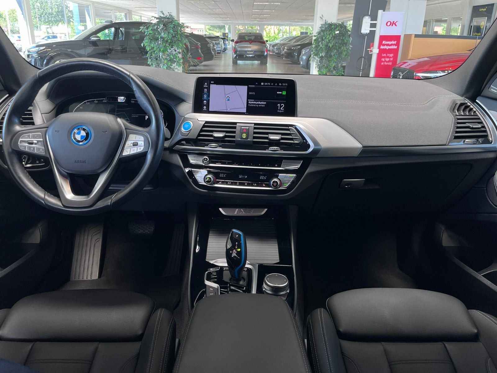 Grå BMW iX3 fra 2021
