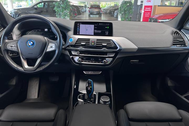 Grå BMW iX3 fra 2021