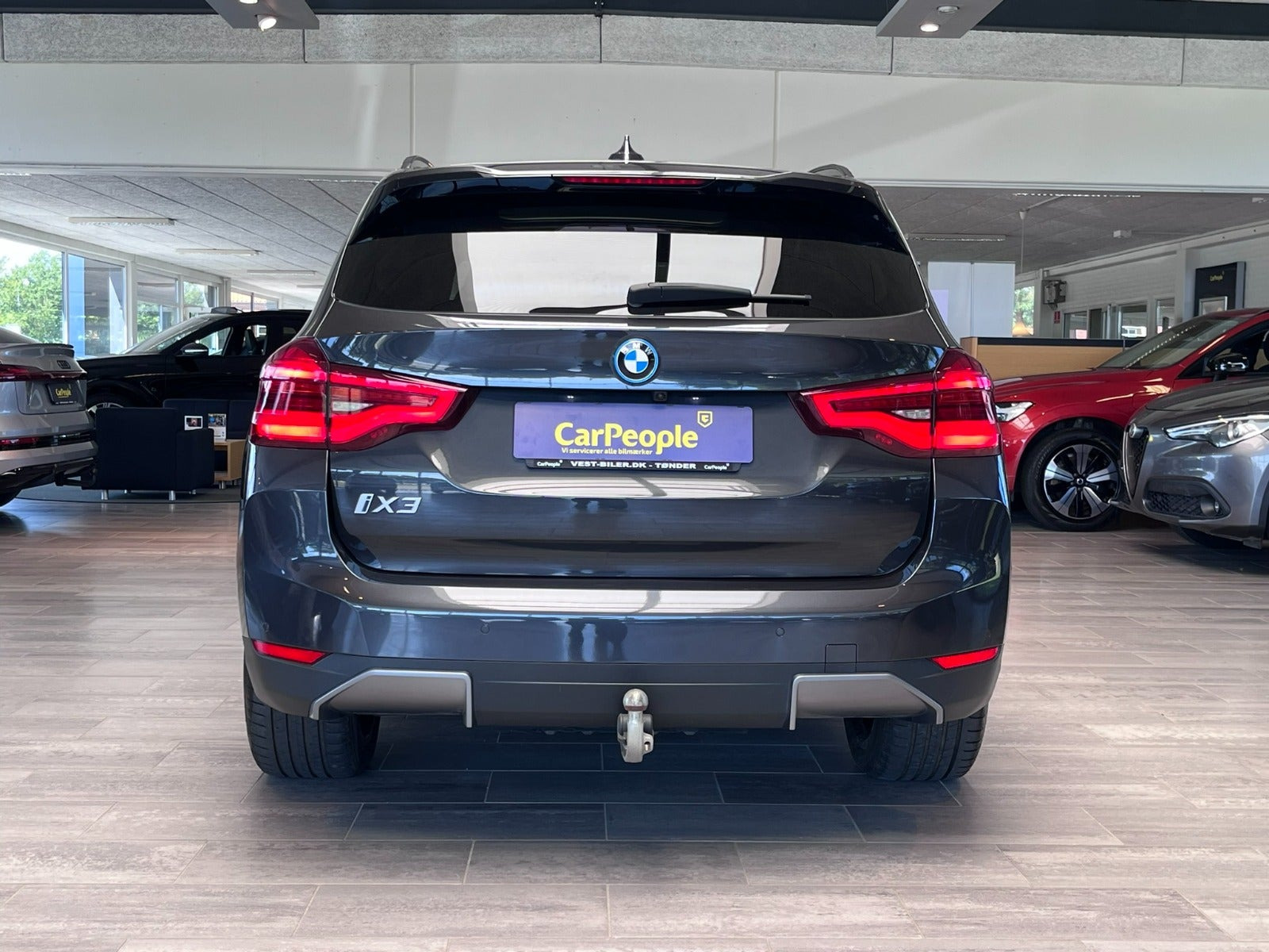 Grå BMW iX3 fra 2021