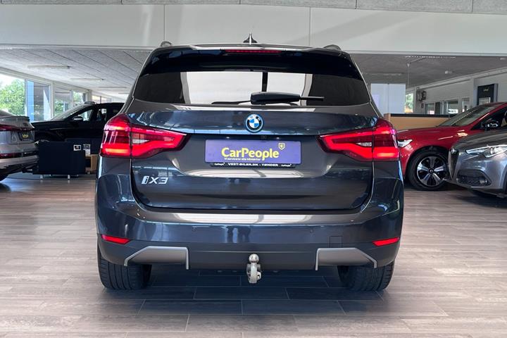 Grå BMW iX3 fra 2021