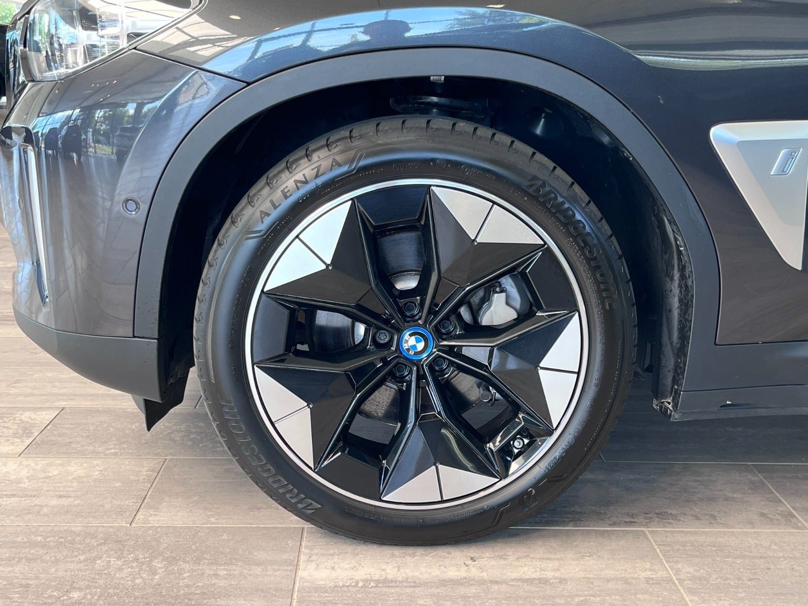 Grå BMW iX3 fra 2021