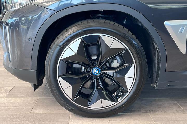Grå BMW iX3 fra 2021