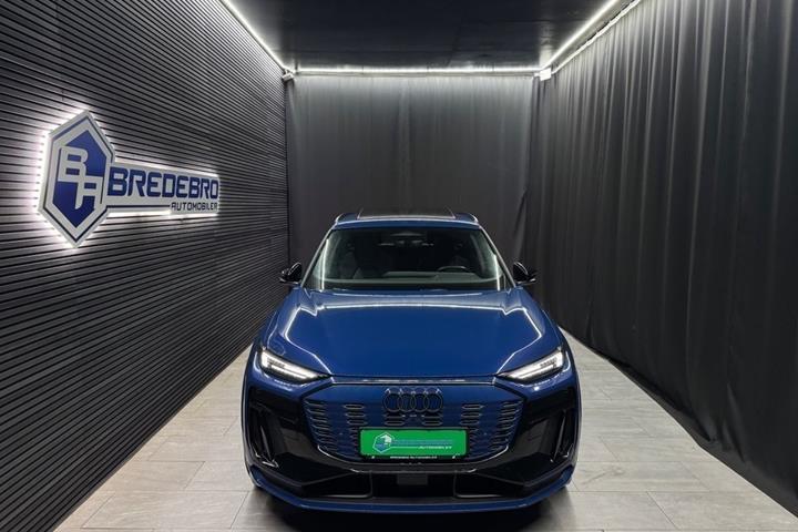 Blå Audi Q6 e-tron fra 2024