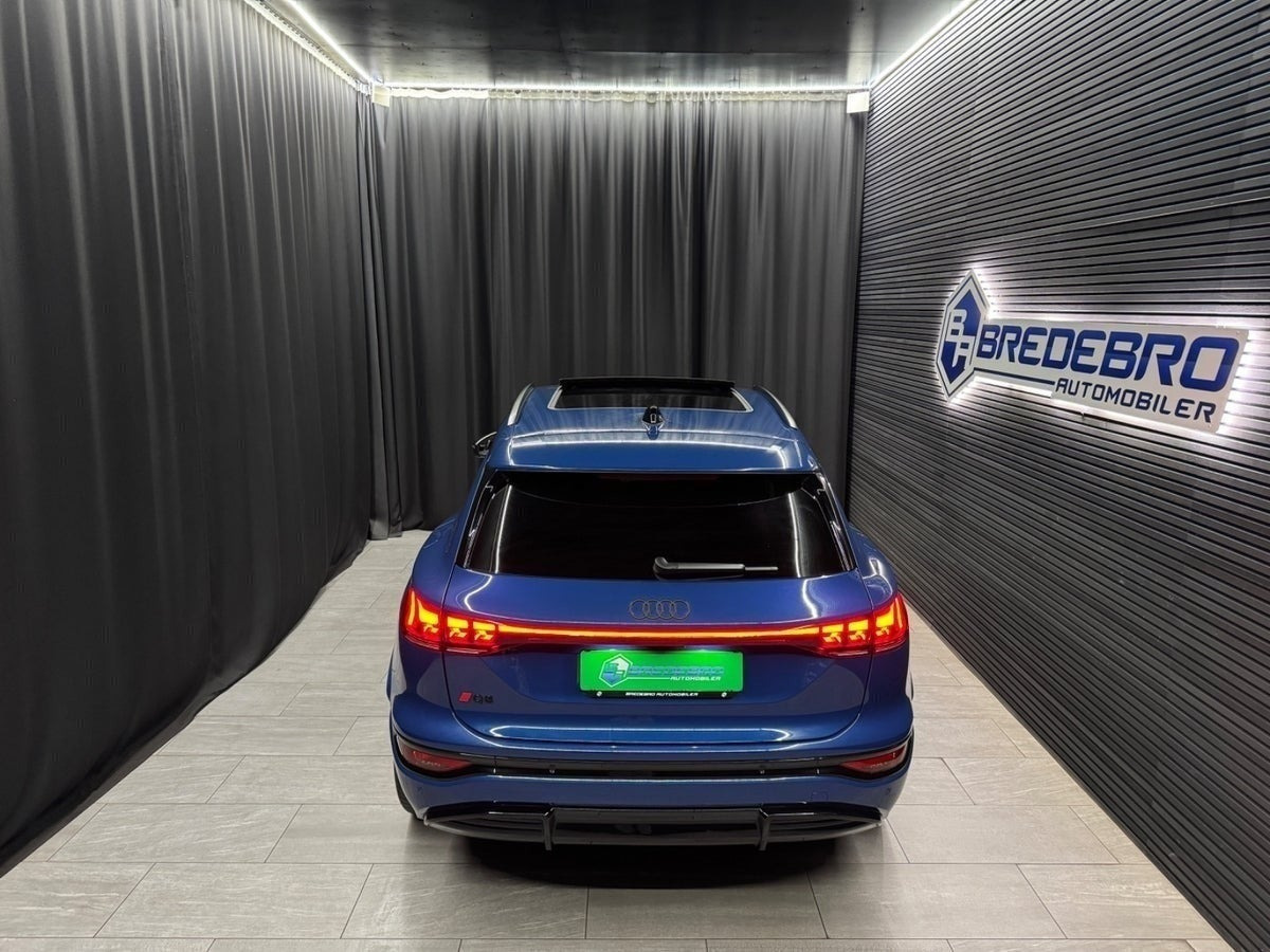 Blå Audi Q6 e-tron fra 2024