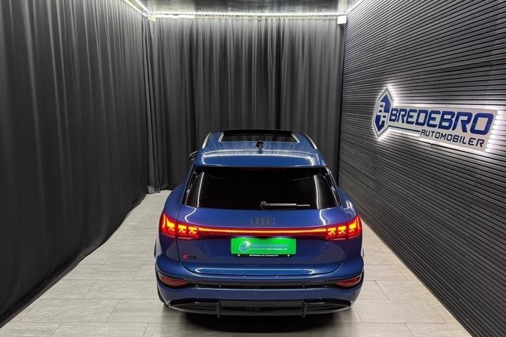 Blå Audi Q6 e-tron fra 2024