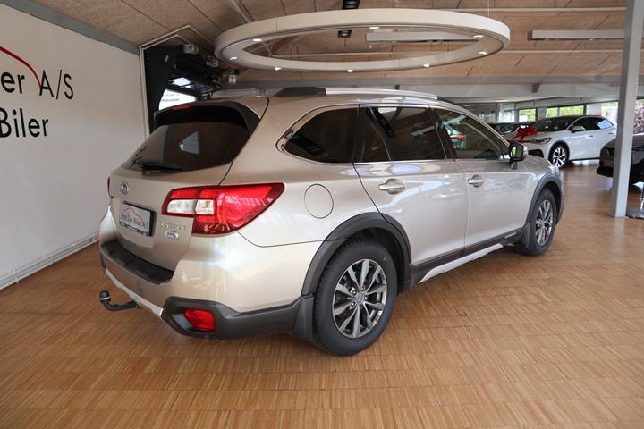 Orange Subaru Outback fra 2015