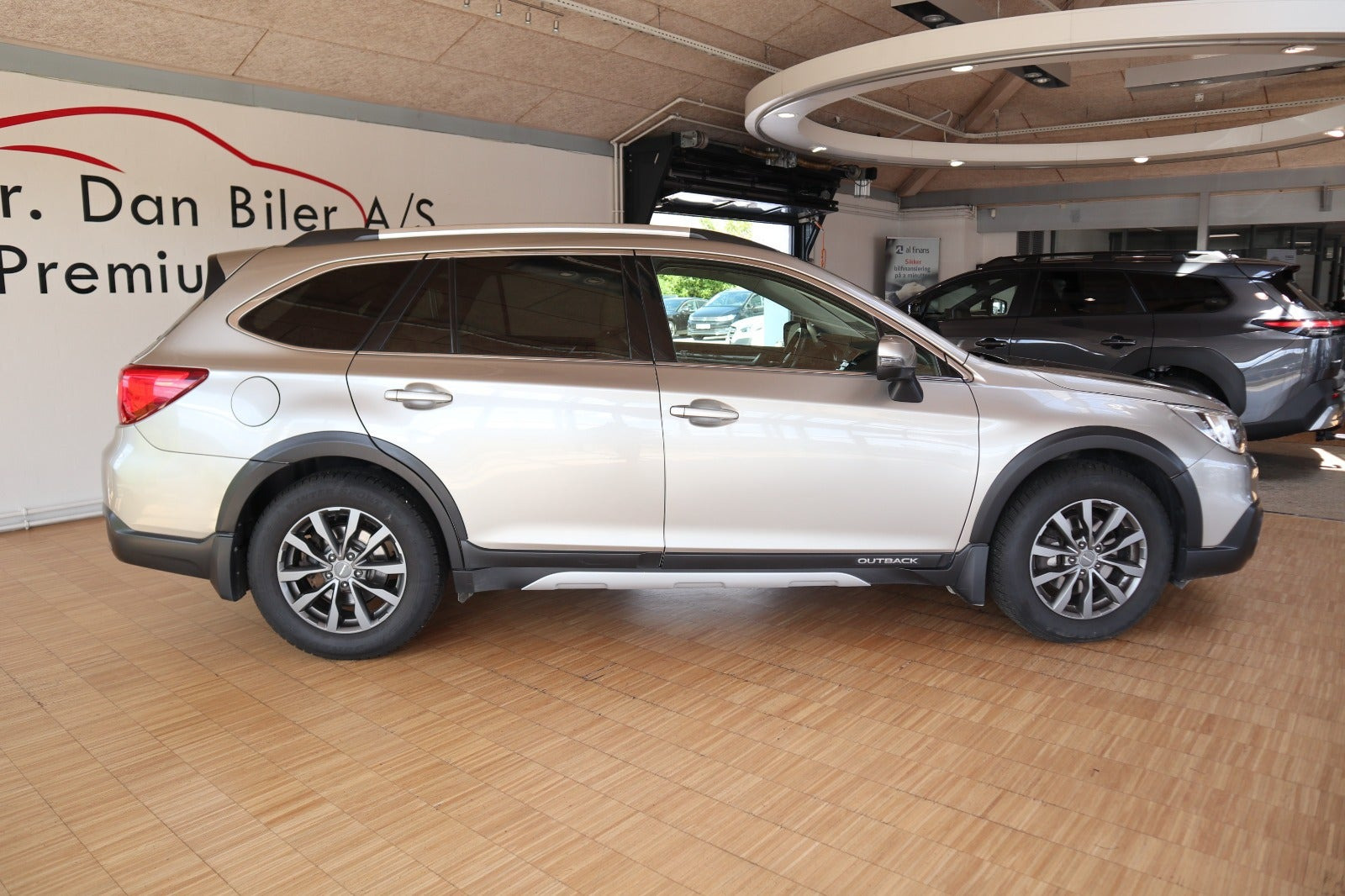 Orange Subaru Outback fra 2015