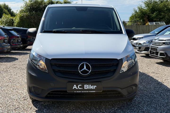 Hvid Mercedes Vito 114 fra 2019