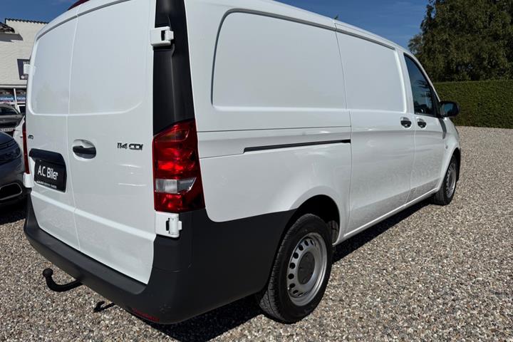 Hvid Mercedes Vito 114 fra 2019