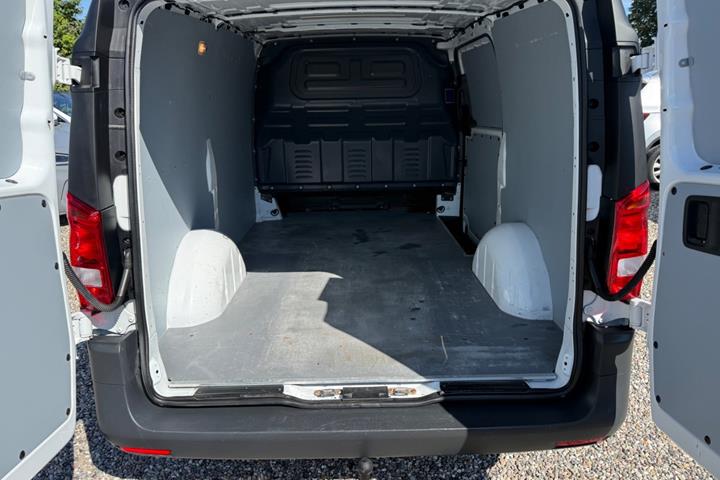 Hvid Mercedes Vito 114 fra 2019