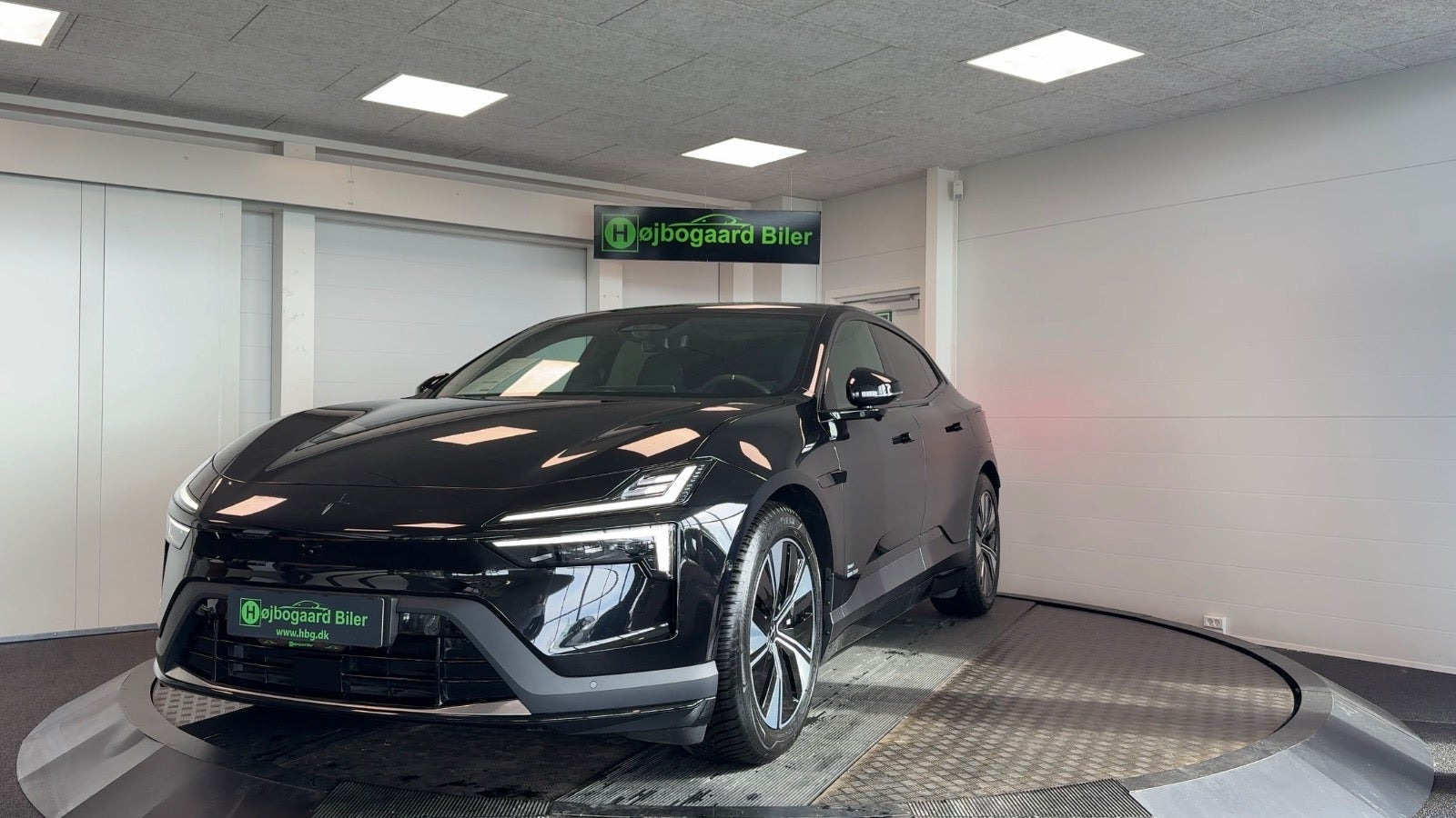 Sort Polestar 4 fra 2026