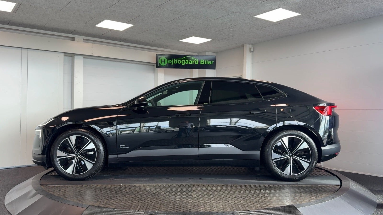 Sort Polestar 4 fra 2026
