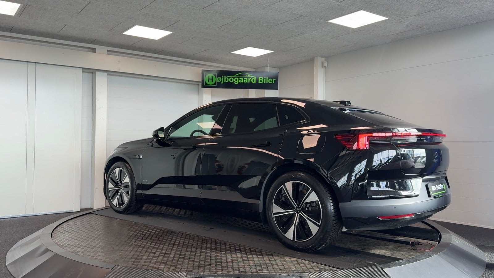 Sort Polestar 4 fra 2026