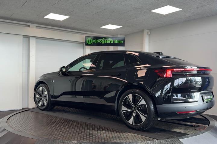 Sort Polestar 4 fra 2026