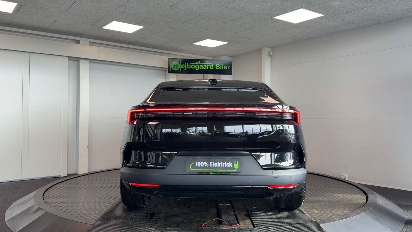 Sort Polestar 4 fra 2026