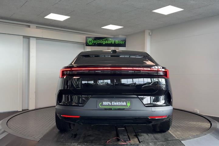 Sort Polestar 4 fra 2026