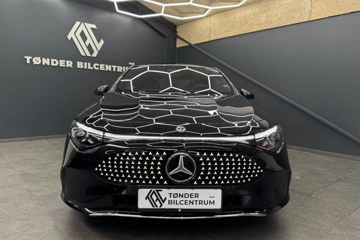 Sort Mercedes CLA250+ fra 2025