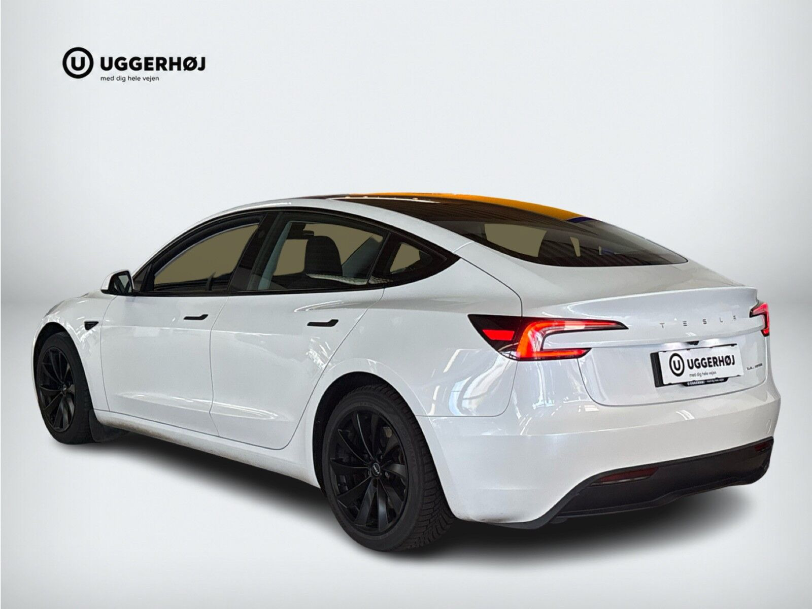 Hvid Tesla Model 3 fra 2024