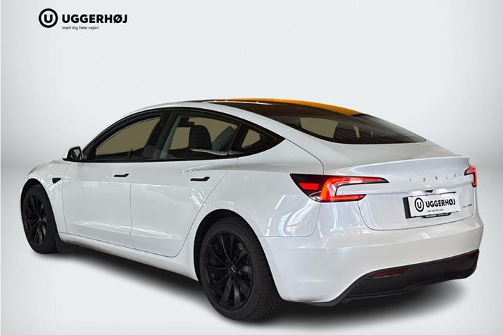 Hvid Tesla Model 3 fra 2024