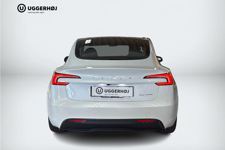 Hvid Tesla Model 3 fra 2024