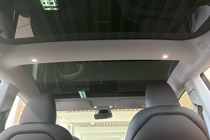Hvid Tesla Model 3 fra 2024